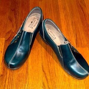 L’Artiste spring step ladies wedge navy blue leather w/ added decor size euro40